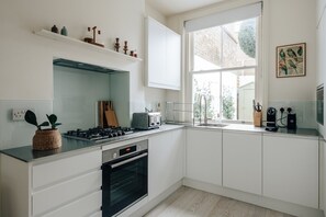 Fridge, microwave, dishwasher, coffee/tea maker - Hampstead Heath Stylish Heathside Retreat (London)