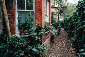 Exterior detail - Hampstead Heath Stylish Heathside Retreat (London)