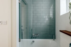 Shower, hair dryer - Hampstead Heath Stylish Heathside Retreat (London)