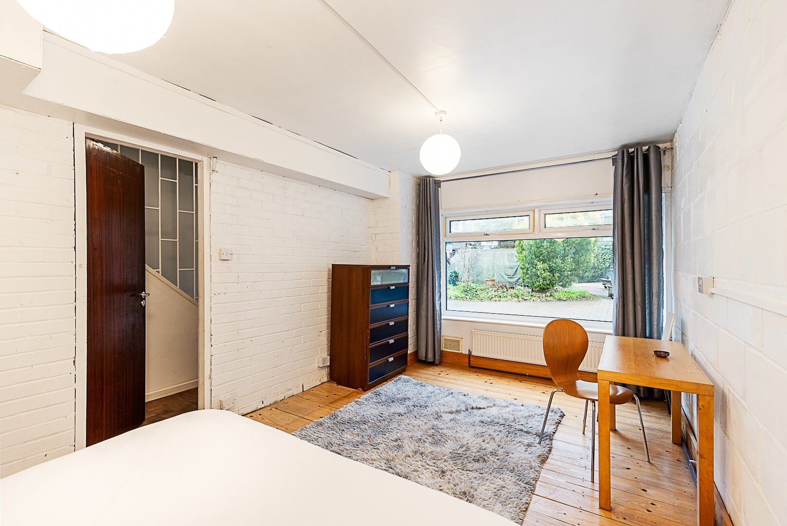 5 bedrooms, desk, iron/ironing board, Internet