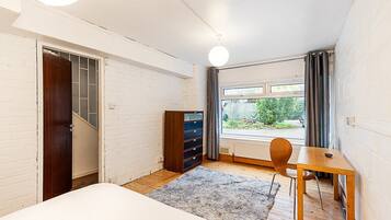 5 bedrooms, desk, iron/ironing board, Internet