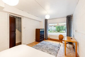 5 bedrooms, desk, iron/ironing board, Internet - Spacious 5BR Camberwell Home w/Garden & Parking (London)