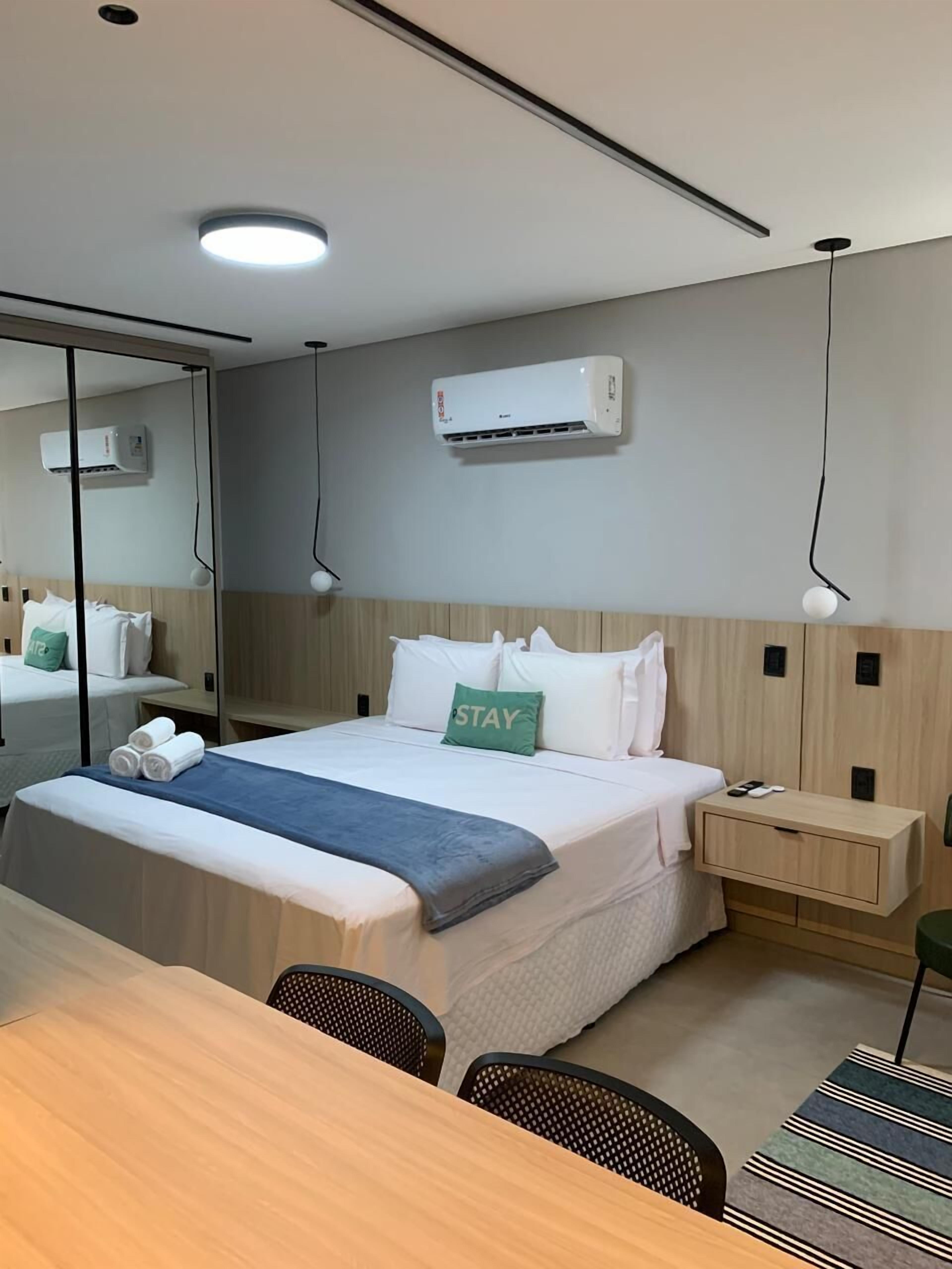 Monolocale Executive, vista città | Con stile personalizzato, con arredamento individuale, una scrivania