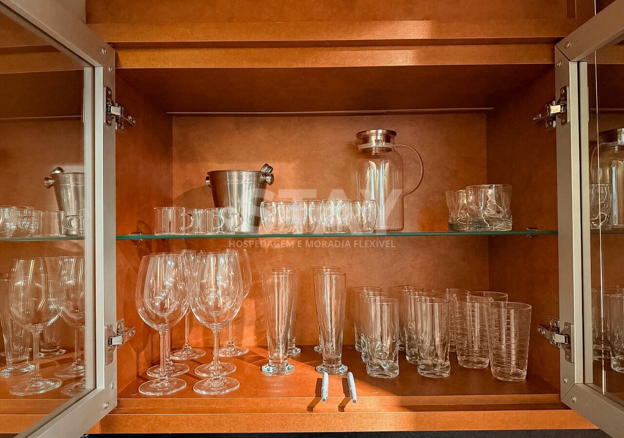 Luxury Apartment, Lake View | Private kitchen | Fridge, microwave, stovetop, cookware/dishes/utensils