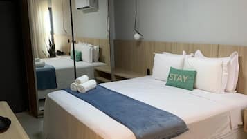 Estudio ejecutivo, vistas a la ciudad | Decoración individual, mobiliario individual, escritorio