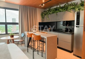 Design stúdió, kilátással a városra | Privát konyha | Hűtőszekrény, mikrohullámú sütő és főzőlap
