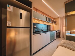Panoramic Studio, Lake View | Private kitchen | Fridge, microwave, stovetop, cookware/dishes/utensils - STAY You by Fama (Palmas)