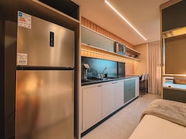 Refrigerador, microondas, placa de cocina, utensilios de cocina