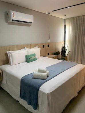 Estudio ejecutivo, vistas a la ciudad | Decoración individual, mobiliario individual, escritorio