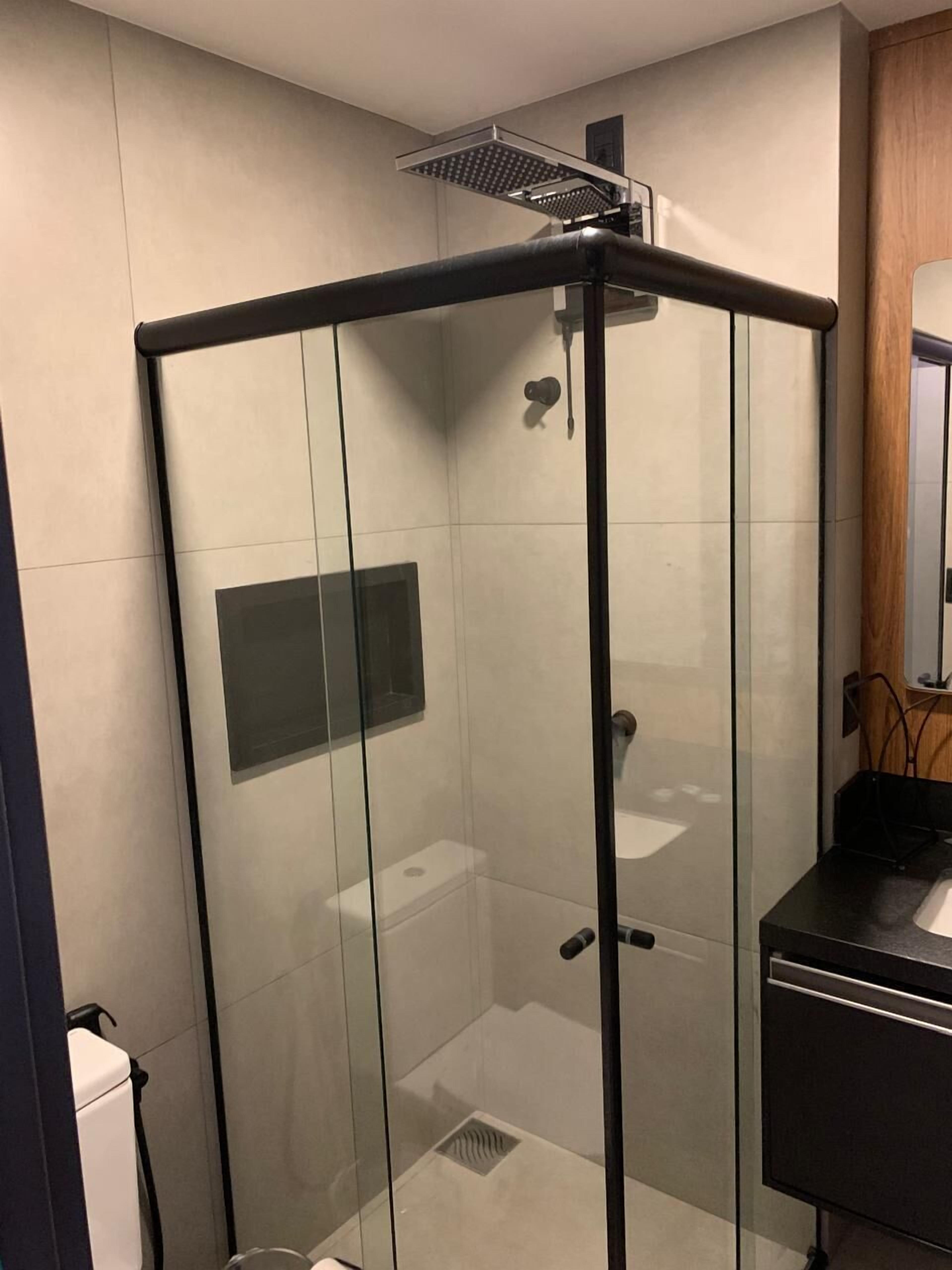 Estudio de diseño, vistas a la ciudad | Baño | Ducha, artículos de higiene personal gratuitos, toallas y jabón