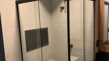 Estudio de diseño, vistas a la ciudad | Baño | Ducha, artículos de higiene personal gratuitos, toallas y jabón