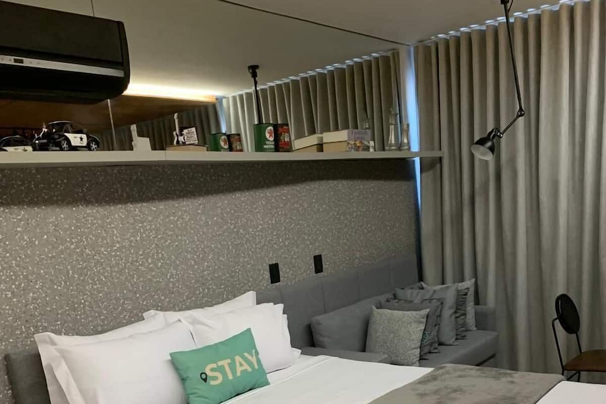 Monolocale Deluxe, vista città | Con stile personalizzato, con arredamento individuale, una scrivania