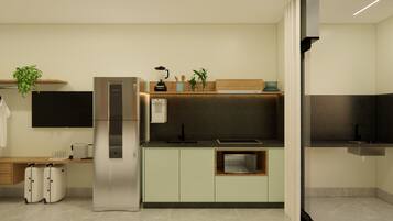 Apartamento luxo, vista para a cidade | Cozinha privada | Geladeira, micro-ondas, cooktop, talheres/pratos/utensílios de cozinha