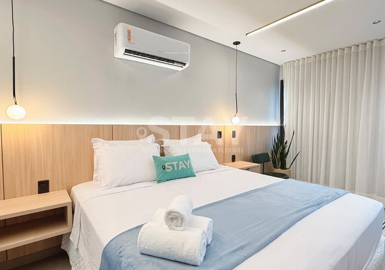 Estudio ejecutivo, vista a la ciudad | Decoración personalizada, muebles diferentes y escritorio 