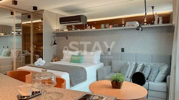 Estúdio design, vista para a cidade | Individualmente decorados, individualmente mobiliados, escrivaninha