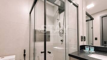 Studio – business, byutsikt | Bad | Dusj, toalettartikler (inkludert), håndklær og såpe