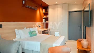 Studio – design, utsikt mot innsjø | Individuelt dekorert, individuelt innredet og skrivebord