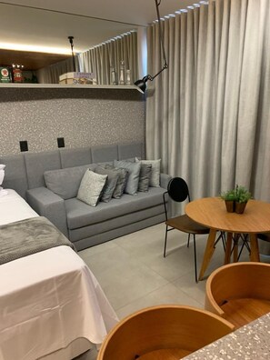 Studio Design, vue ville | Coin séjour