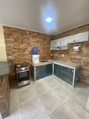 Private kitchen - Beach house: Swimming pool, gourmet area and pergola. (Camaçari)