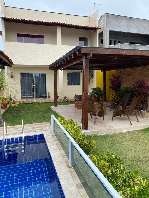 Indoor pool - Beach house: Swimming pool, gourmet area and pergola. (Camaçari)