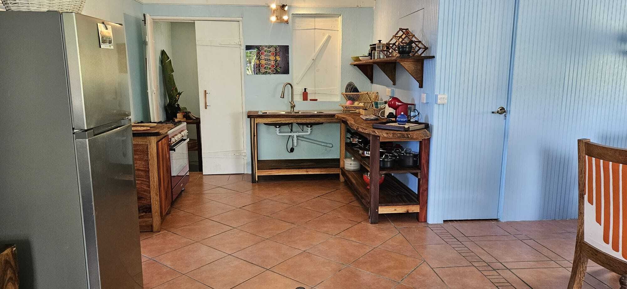 Réfrigérateur, four, plaque de cuisson, cafetière/bouilloire