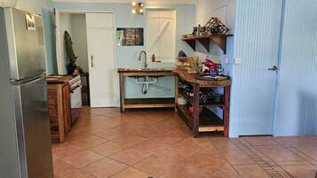 Réfrigérateur, four, plaque de cuisson, cafetiÚre/bouilloire