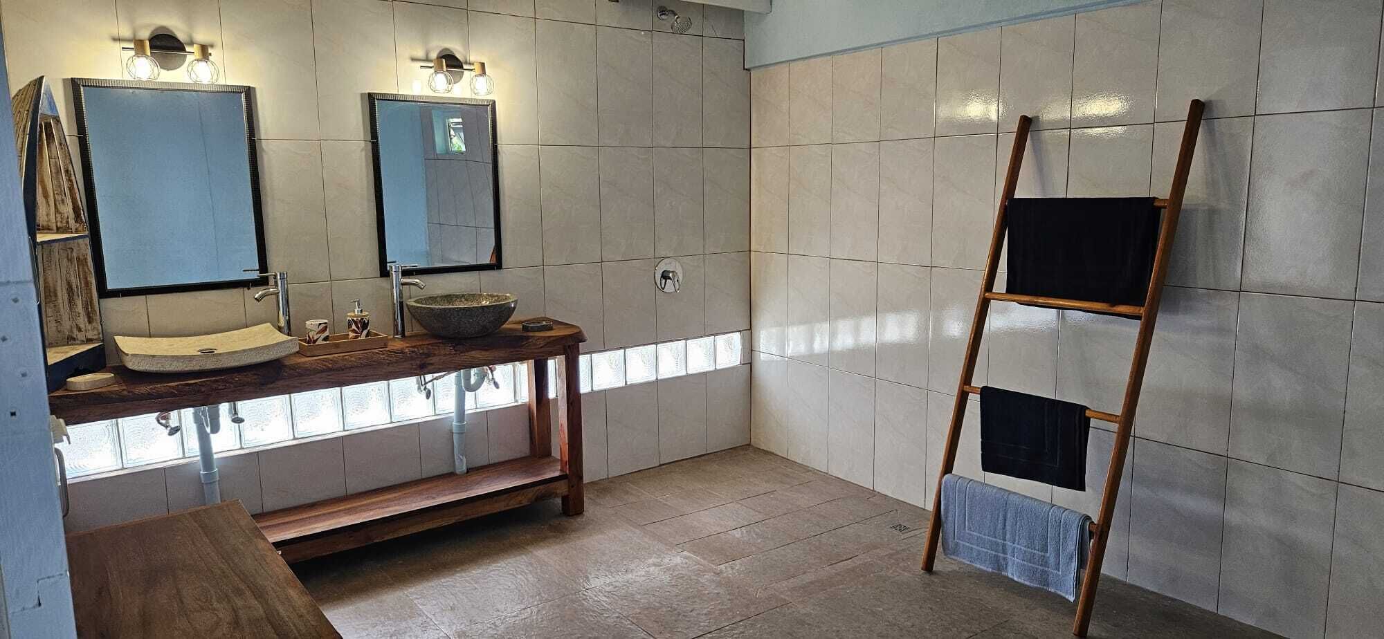 Serviettes fournies, savon, shampoing, papier toilette