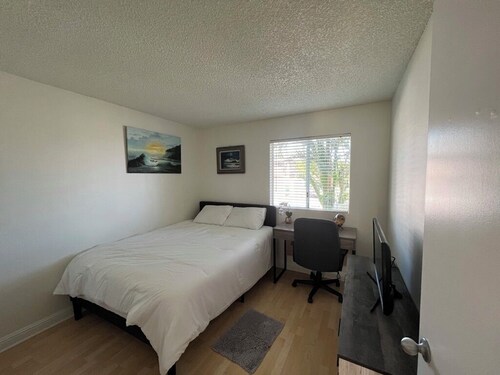 Gorgeous 2-bedroom townhome with AC in friendly near Waikele outlet mall.