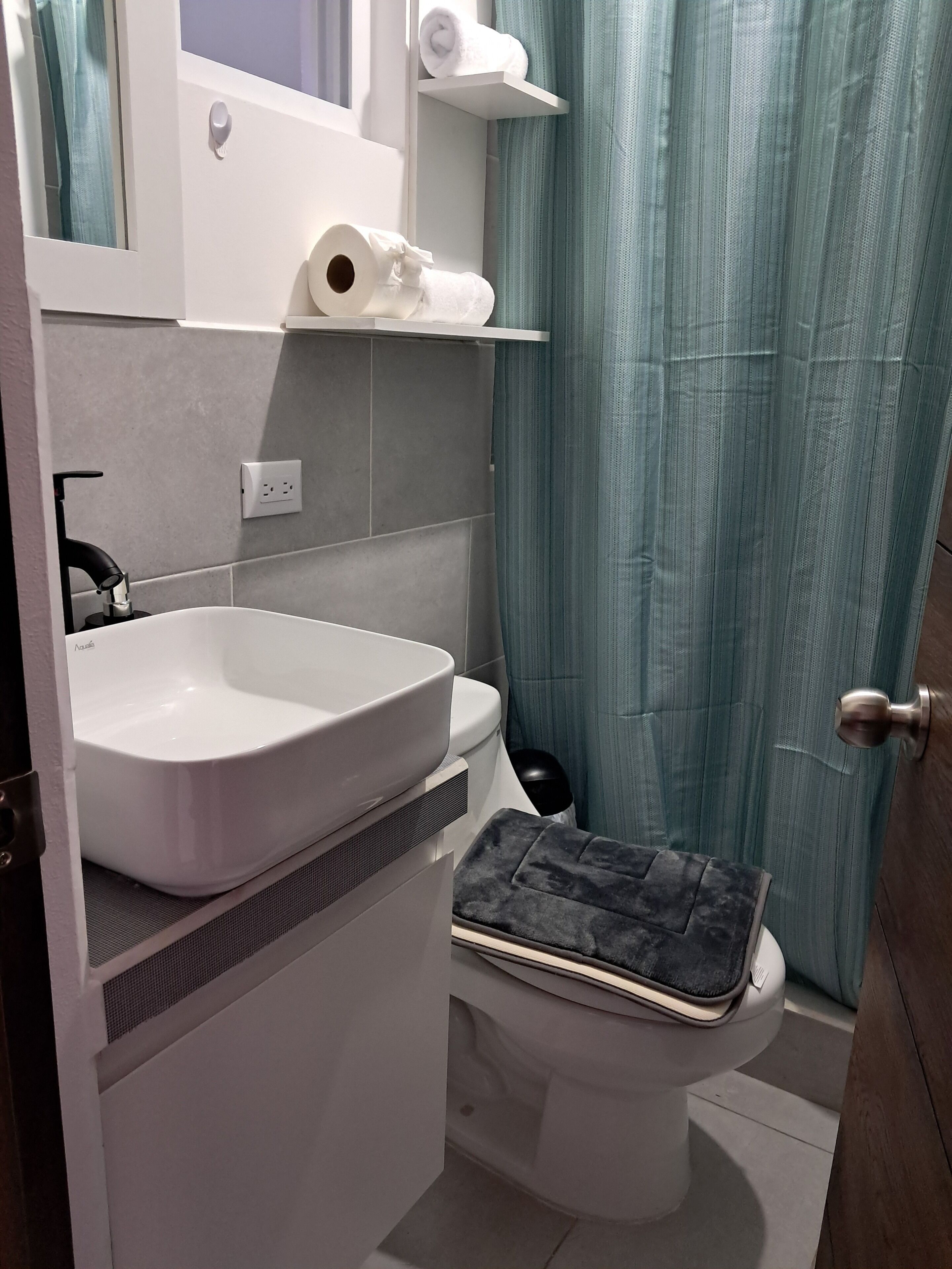 Douche, sèche-cheveux, serviettes fournies, savon