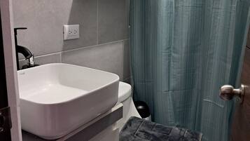 Douche, sĂšche-cheveux, serviettes fournies, savon