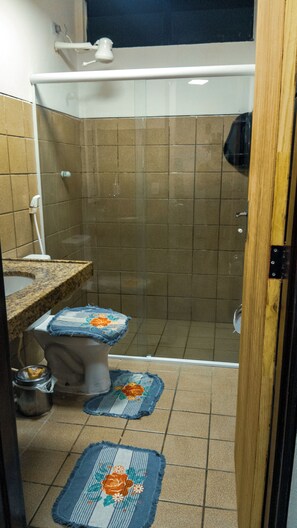 Shower, towels, soap, toilet paper - Cozy apartment in a beachfront residential building with a pool, 50m from Jatiúca beach. (Maceió)