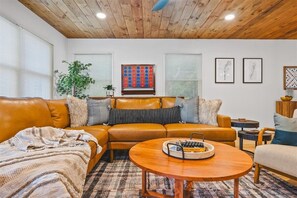 Smart TV, fireplace, video games - Great Views, Family Friendly, Designer Decorated! (McGaheysville)
