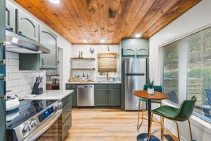 Fridge, microwave, oven, stovetop - Great Views, Family Friendly, Designer Decorated! (McGaheysville)