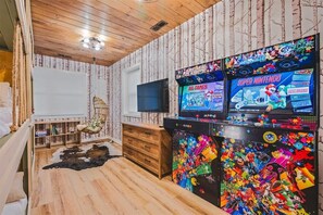 Games room - Great Views, Family Friendly, Designer Decorated! (McGaheysville)