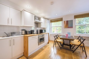 Apartment, 1 Double Bed with Sofa bed, Kitchen, City View (Theobalds Rd 43, B) | Private kitchen - A Midtown Minute - Holborn - by Frankie Says (London)