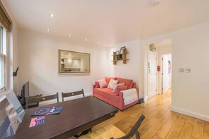Interior - A Midtown Minute - Holborn - by Frankie Says (London)