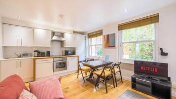 Apartment, 1 Double Bed with Sofa bed, Kitchen, City View (Theobalds Rd 43, B) | Living area