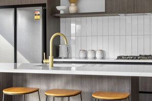 Refrigerador, microondas, lavavajillas y cafetera y tetera 