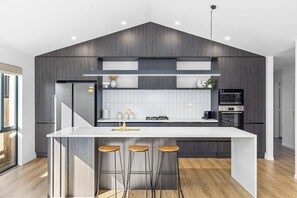 Refrigerador, microondas, lavavajillas y cafetera y tetera 