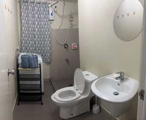 Shower, bidet, towels, soap - Cozy 1-bedroom 40sqm apartment with AC/wifi in terrific Mandaluyong City (Mandaluyong City)