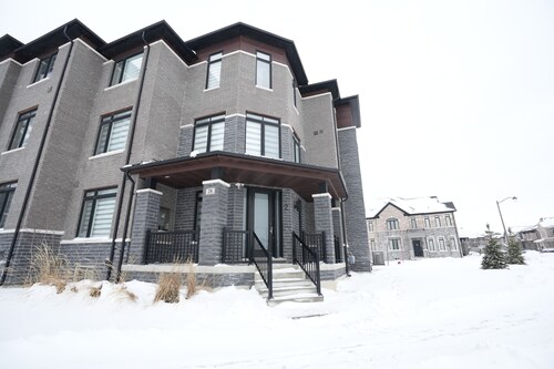 Chic & Cozy 2-Bedroom Townhouse with All Amenities