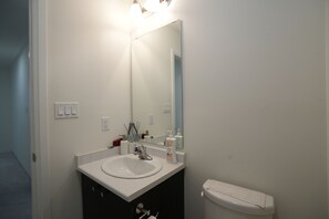 Hair dryer, bidet, towels, soap - Chic & Cozy 2-Bedroom Townhouse with All Amenities (Brampton)