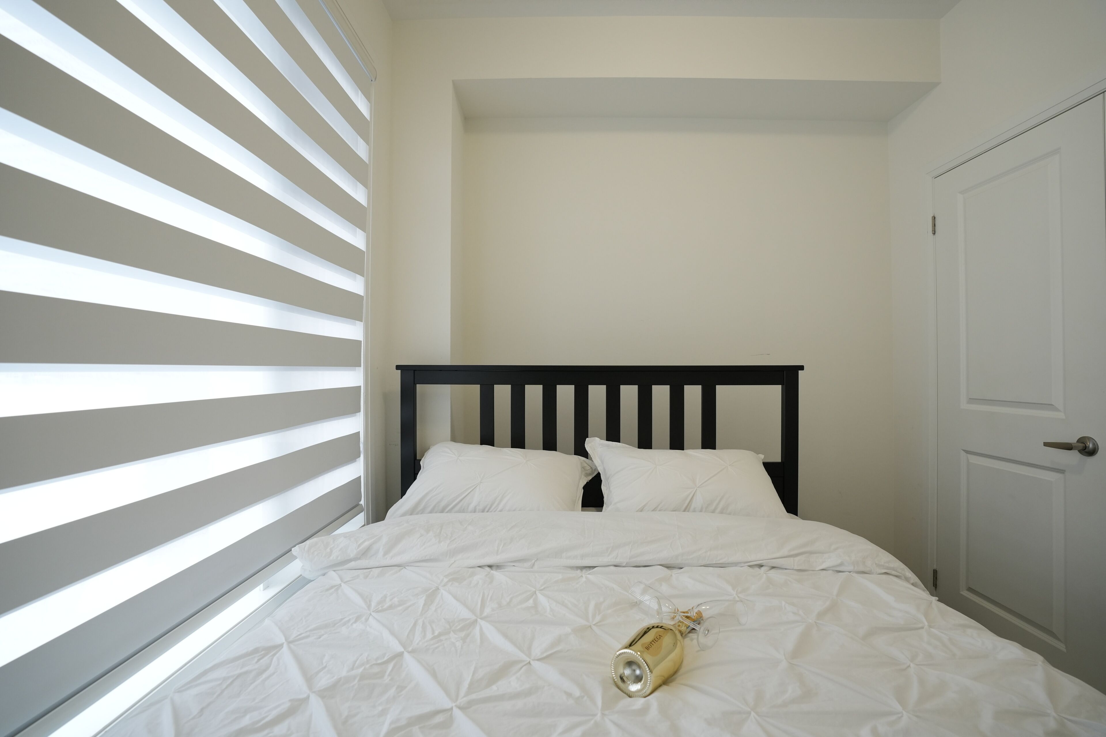 2 bedrooms, iron/ironing board, internet, bed sheets