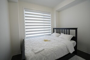 2 bedrooms, iron/ironing board, Internet, bed sheets - Chic & Cozy 2-Bedroom Townhouse with All Amenities (Brampton)
