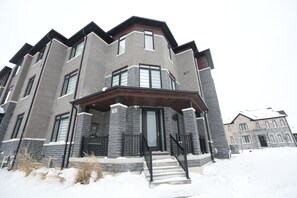 Exterior - Chic & Cozy 2-Bedroom Townhouse with All Amenities (Brampton)