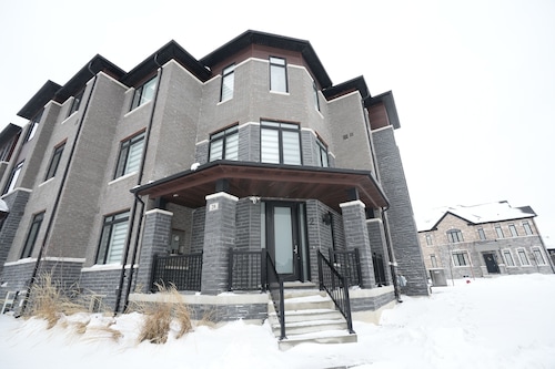 Chic & Cozy 2-Bedroom Townhouse with All Amenities