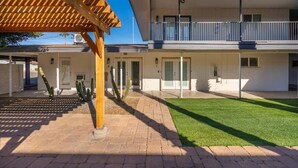 A two-story building with a covered patio area and a well-maintained lawn. - King Bed near Midtown | Encanto Park (Phoenix)