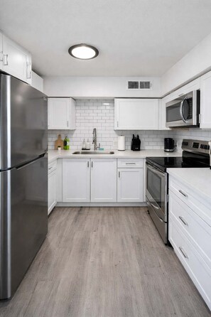 Fridge, microwave, stovetop, coffee/tea maker - 2 King Beds Covered Parking Walkable (Phoenix)