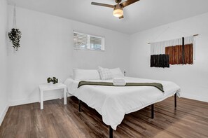 Desk, iron/ironing board, WiFi, bed sheets - 2 King Beds Covered Parking Walkable (Phoenix)