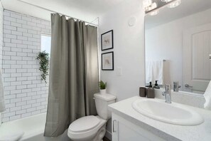 Shower, hair dryer, towels - 2 King Beds Covered Parking Walkable (Phoenix)
